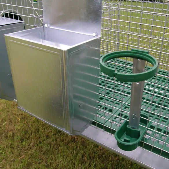 Comedero y bebedero incluidos en la conejera