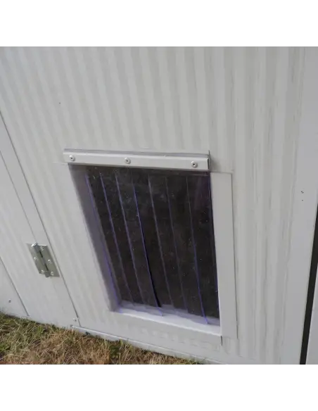 Gatera con acceso en la caseta para gato exterior