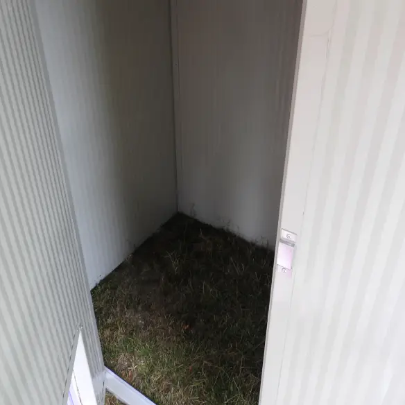 Interior de la caseta para gato con paneles aislantes