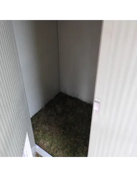 Interior de la caseta para gato con paneles aislantes