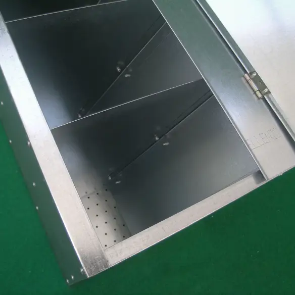 Comedero con apertura superior para facilitar el llenado