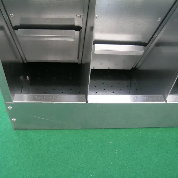 Comedero con compartimentos regulables para aves