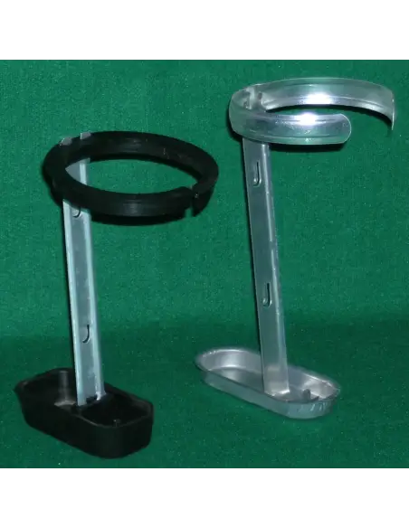 Bebedero para gallinas y conejos con portabotella en plástico o metal