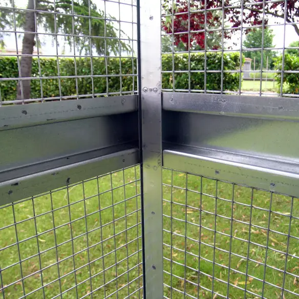 Fijación de paneles en la voladera exterior para aves