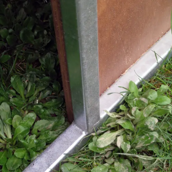 Entrada del refugio de chapa para cerdo oveja y cabra