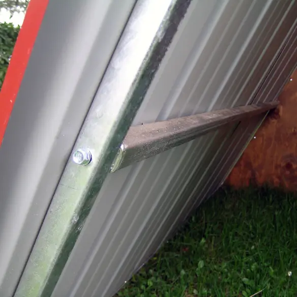 Interior del refugio de chapa para animales de granja