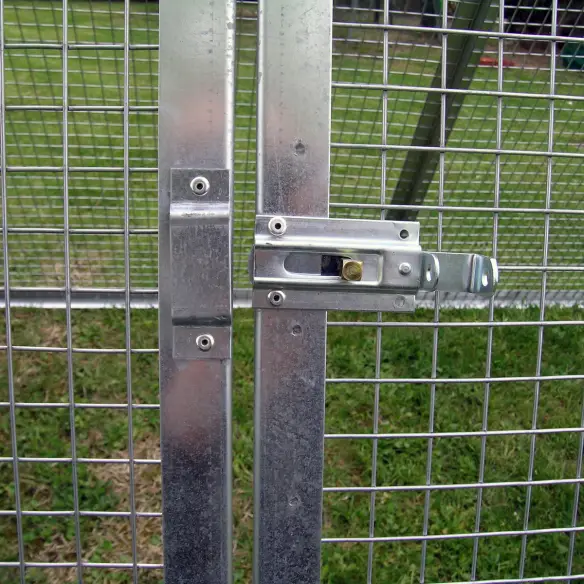 Corral con puerta de 3 lados para 8 gallinas