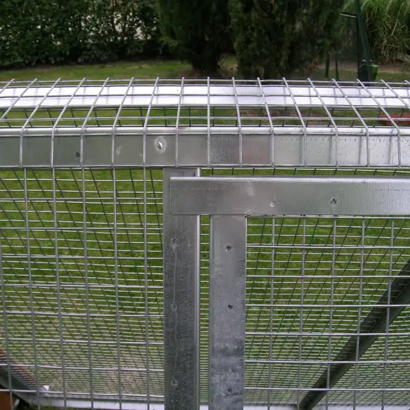 Corral con puerta de 3 lados para 8 gallinas