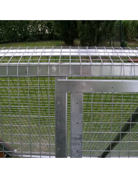 Corral con puerta de 3 lados para 8 gallinas
