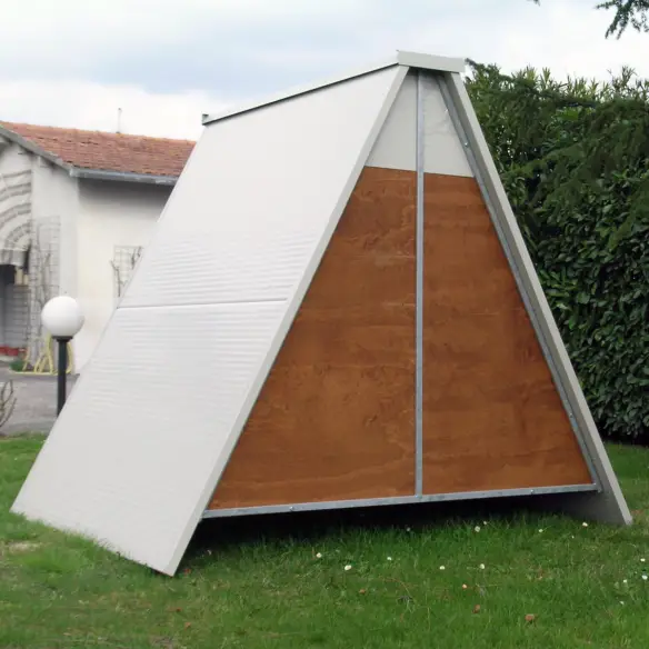 Parte trasera del gallinero exterior elevado