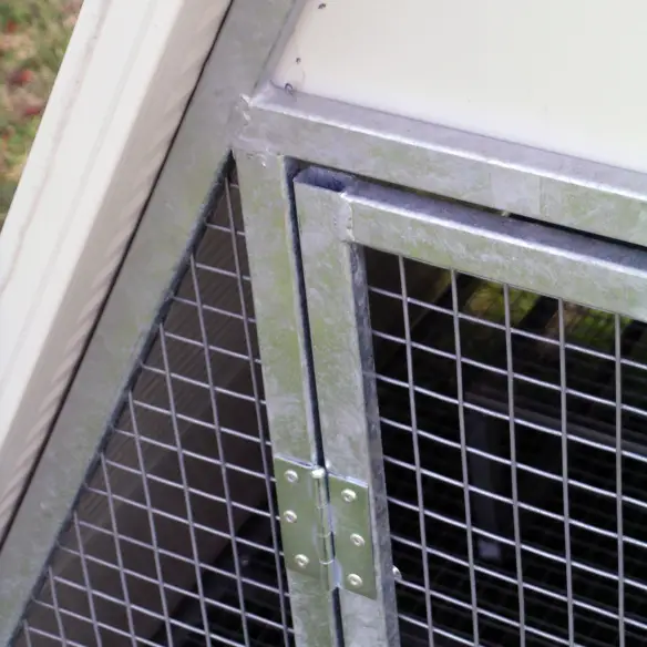 Bisagra de la puerta del gallinero exterior elevado