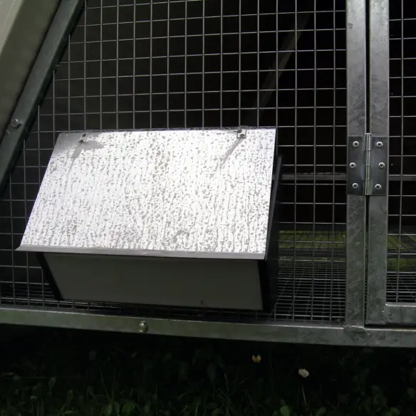 Comedero y bebedero del gallinero exterior elevado