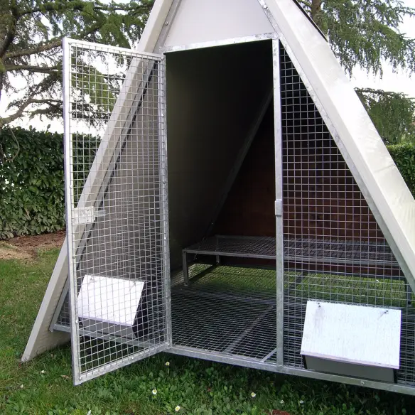 Puerta del gallinero exterior elevado para gallinas