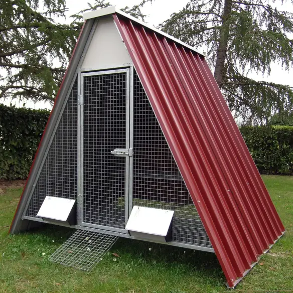 Parte frontal del gallinero elevado para gallinas