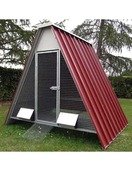 Parte frontal del gallinero elevado para gallinas