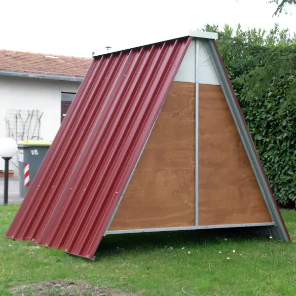 Parte trasera del gallinero elevado para gallinas