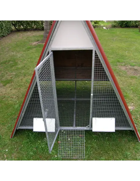 Entrada del gallinero elevado para gallinas