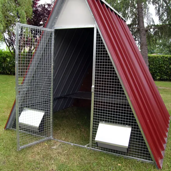 Parte frontal del gallinero de suelo para gallinas