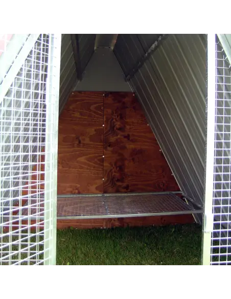 Entrada con percha del gallinero de suelo para gallinas