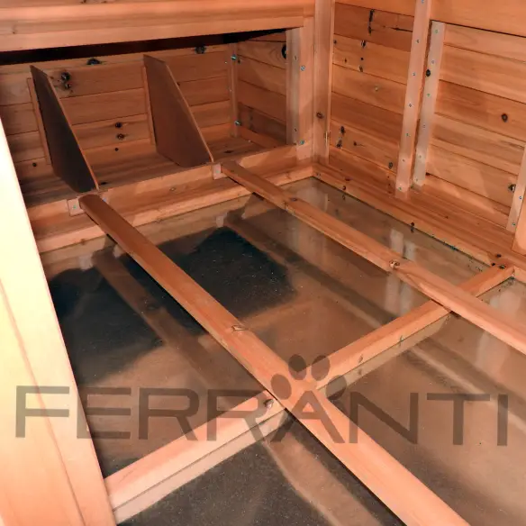 Interior del gallinero con bandeja de recogida de deyecciones