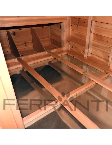Interior del gallinero con bandeja de recogida de deyecciones