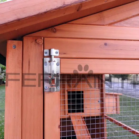 Puerta con cierre del gallinero de madera para gallinas
