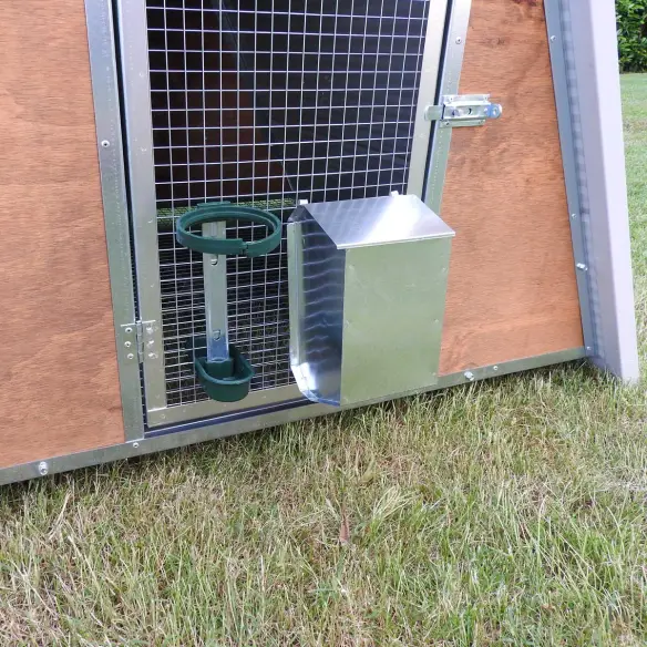 Comedero y bebedero del gallinero exterior aislado