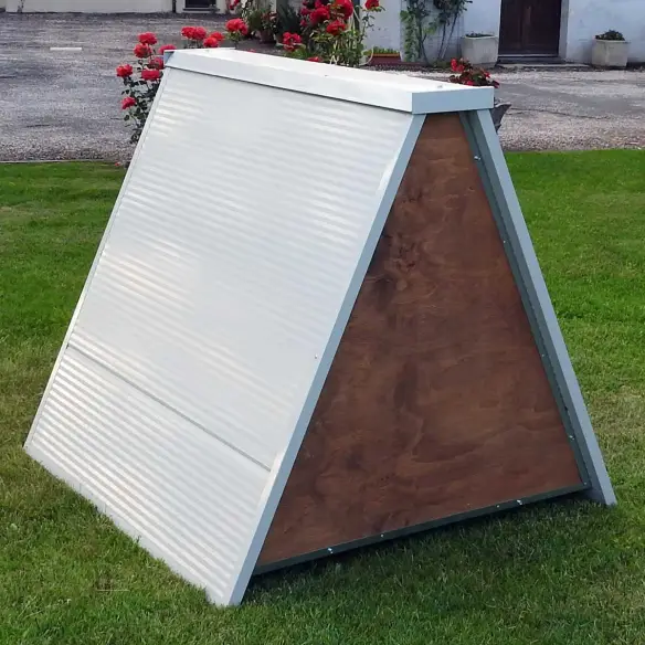 Parte trasera del gallinero exterior aislado para gallinas