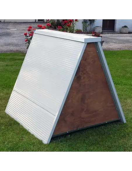 Parte trasera del gallinero exterior aislado para gallinas