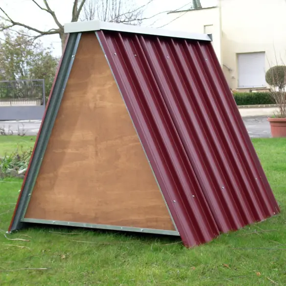 Parte trasera del gallinero pequeño para gallinas