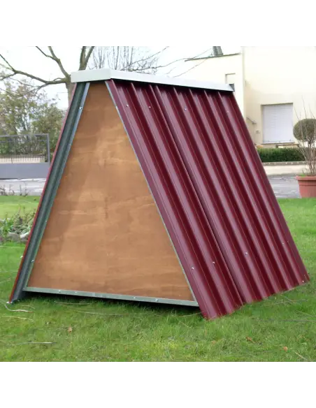 Parte trasera del gallinero pequeño para gallinas