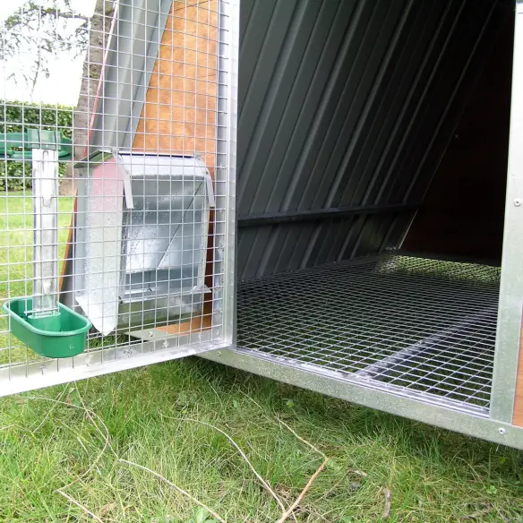 Entrada y fondo elevado del gallinero pequeño para gallinas