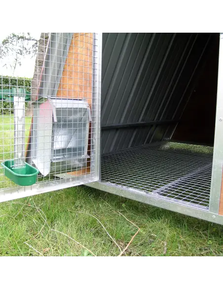 Entrada y fondo elevado del gallinero pequeño para gallinas