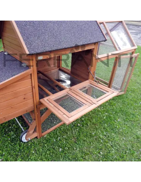 Apertura lateral del gallinero móvil para gallinas