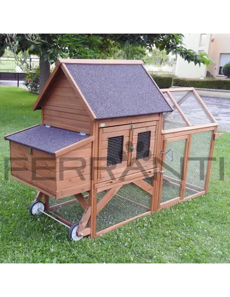Parte trasera del gallinero móvil de madera