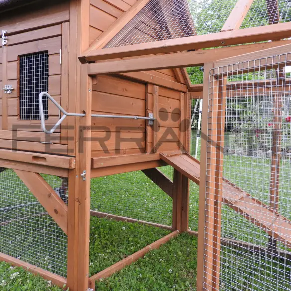 Interior del gallinero con palanca para apertura