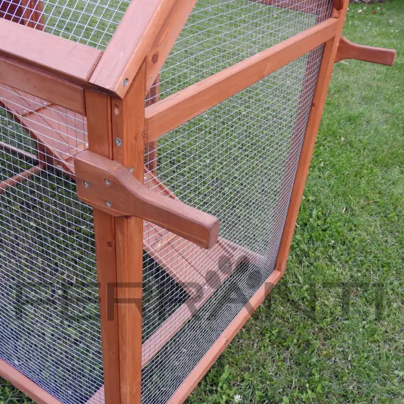 Asas para mover el gallinero móvil de madera