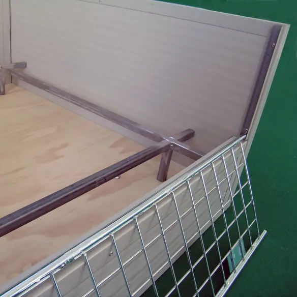 Borde antiestrangulamiento en paridera de panel sándwich para perros