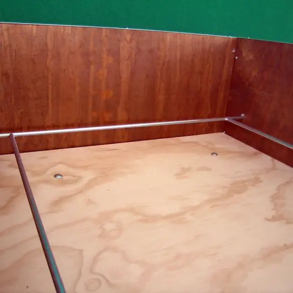 Borde antiaplastamiento en paridera de madera para perros