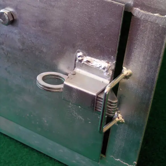 Cierre con pestillo en comedero giratorio doble para perro