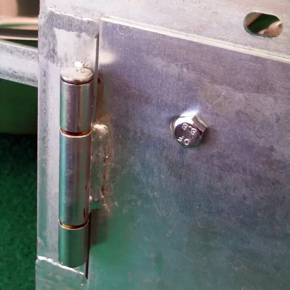 Perno de bisagra en comedero giratorio para perro