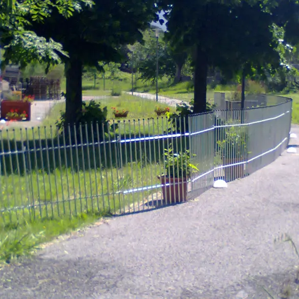 Corral para cachorros de barrotes galvanizados en jardín