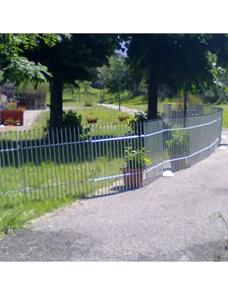 Corral para cachorros de barrotes galvanizados en jardín