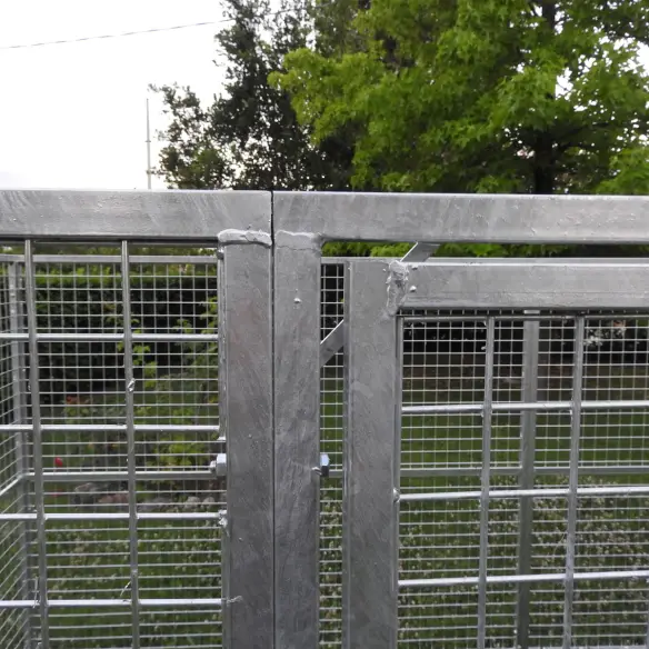 Fijación de paneles en corral para perros y otros animales a medida