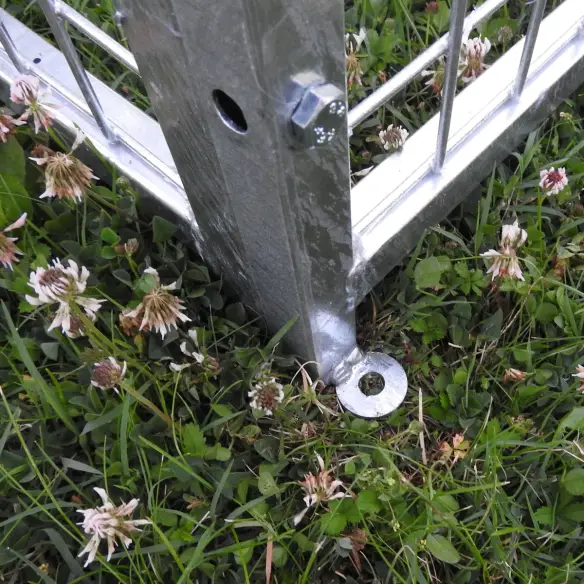 Fijación al suelo del corral para perros y otros animales a medida