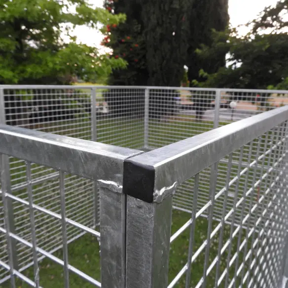 Fijación de paneles en corral para perros y otros animales a medida