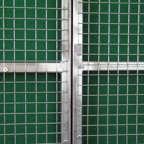 Fijación de la malla a la estructura de panel para voladera