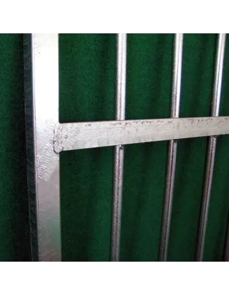 Detalle de panel de perrera de barrotes galvanizados