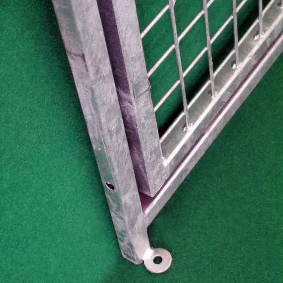 Fijación al suelo de panel de perrera de malla galvanizada