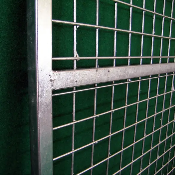 Detalle de panel de perrera de malla galvanizada